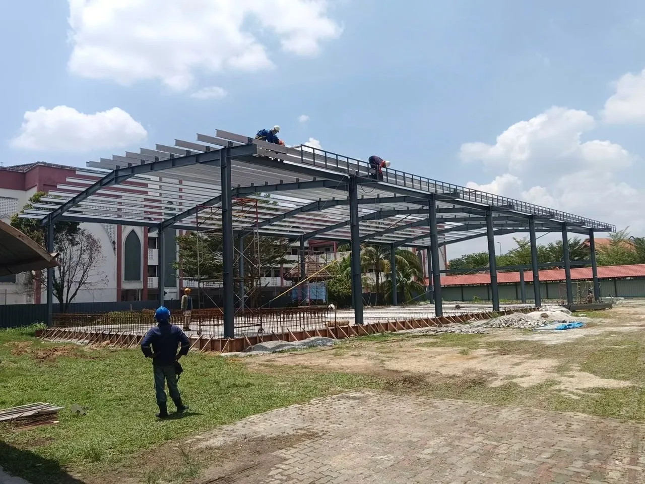Open-span fabricated metal structure during construction