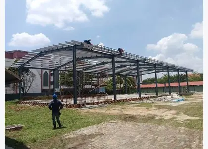 Open-span fabricated metal structure during construction