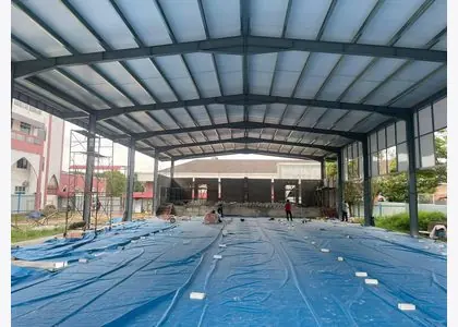 Covered steel workshop structure and roof framing